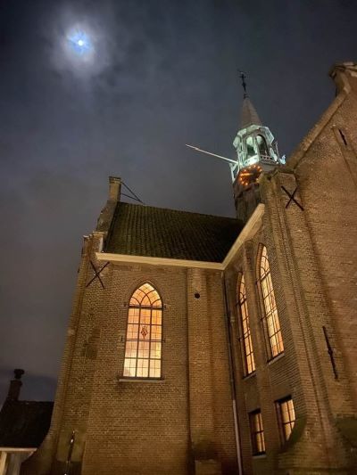 Stralend licht voor aanvang van de Kerstnachtdienst, een engel?